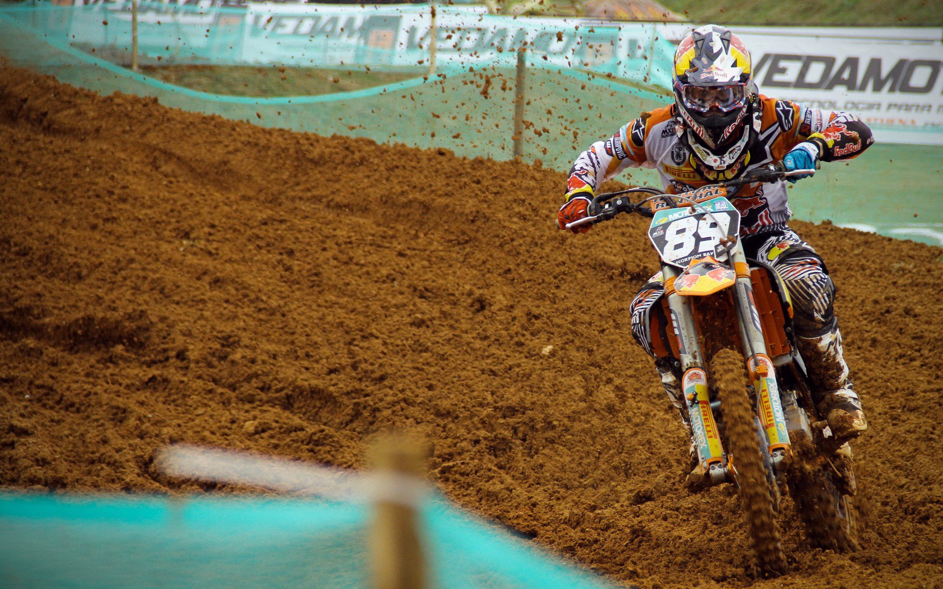 勇士前锋与球迷合影耐心十足获称赞，勇士的前锋